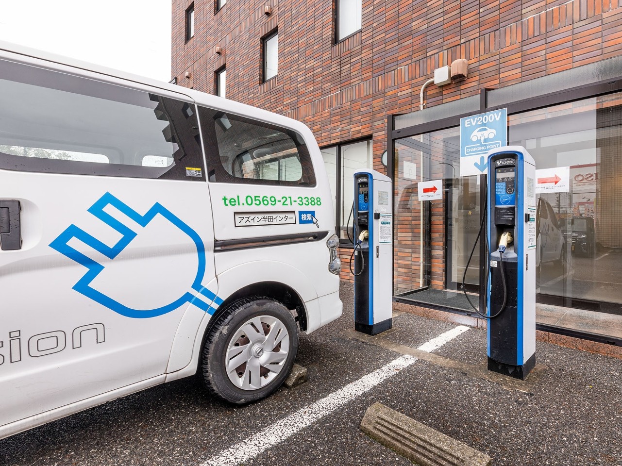 電気自動車充電器　充電料金はフロントにてお支払いください。(普通充電150円/1時間) 